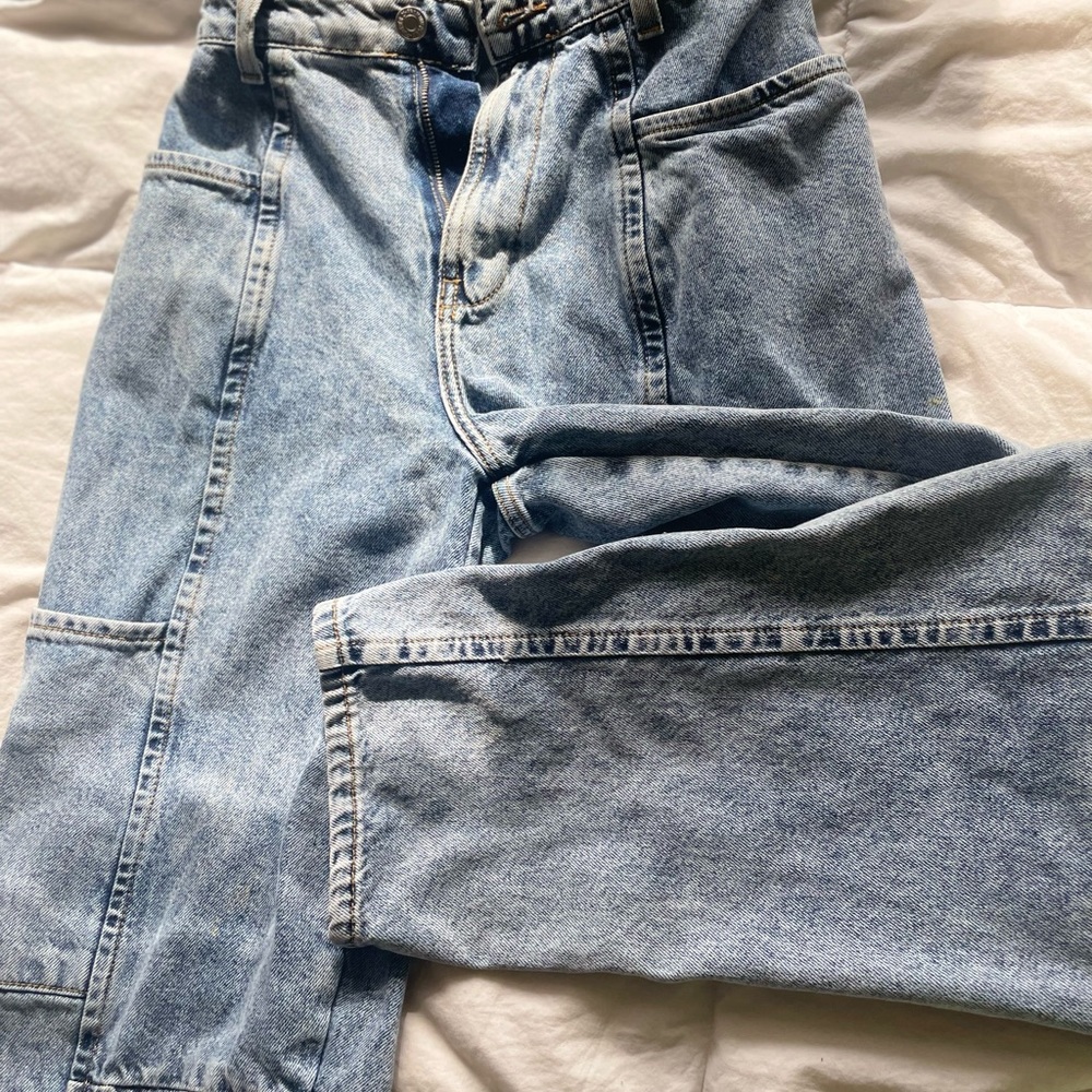 Acid wash, jeans, slightly damaged, cute boot, cut, and can be worn high waisted